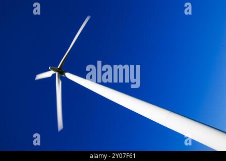 Windgenerator vor blauem Himmel Stockfoto