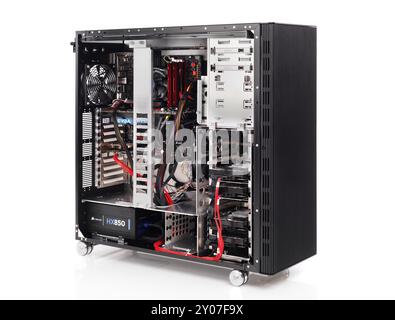 PC-Computer öffnen ATX-Gehäuse mit Mainboard und andere installierte Hardware isoliert auf weißem Hintergrund Stockfoto