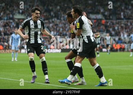 St. James's Park, Newcastle am Sonntag, 1. September 2024. Newcastle United's Tino Livramento feiert das Alexander Isak-Tor von Newcastle United mit Jacob Murphy und Sandro TONALi von Newcastle United während des Premier League-Spiels zwischen Newcastle United und Tottenham Hotspur im St. James's Park, Newcastle am Sonntag, den 1. September 2024. (Foto: Michael Driver | MI News) Credit: MI News & Sport /Alamy Live News Stockfoto