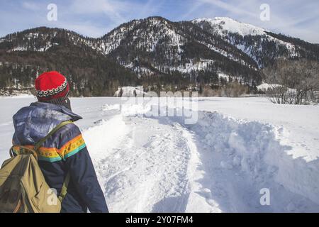 Das schöne weiße Mädchen macht einen Spaziergang. Winterlandschaft, Österreich, Europa Stockfoto