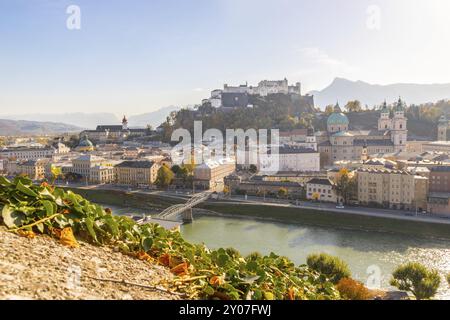Salzburgs historisches Viertel zur Herbstzeit, bunte Blätter und Farben mit Sonnenschein, Österreich, Europa Stockfoto