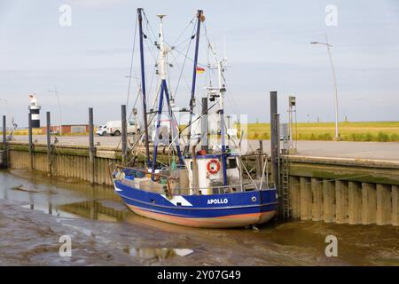 Garnelenschleppnetzfischer vertäuten im Siebhafen am Wattenmeer, Wremen, Cuxhaven, Niedersachsen Stockfoto