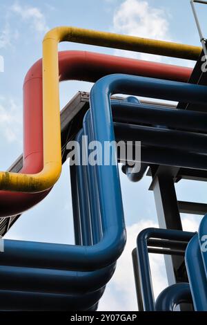 Rohre in einer Tankfarm im Hafen Stockfoto