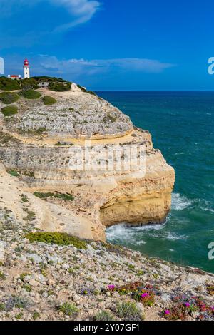 Farol de Alfanzina, ein Leuchtturm in der Nähe von Carvoeiro an der Südküste der Algarve, Portugal, Europa Stockfoto