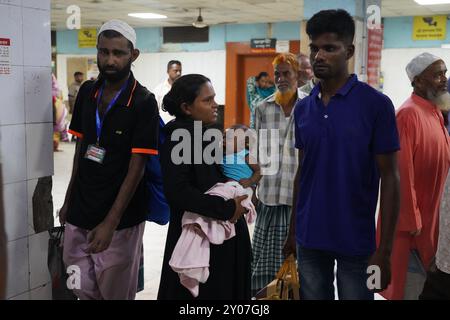 Dhaka, Dhaka, Bangladesch. September 2024. Als Reaktion auf drei Angriffe auf Ärzte am Dhaka Medical College am 31. August 2024 erklärten alle Regierungsärzte im ganzen Land am 1. September 2024 ab 13.00 Uhr die vollständige Schließung. Während dieser Zeit wurden Patienten unterschiedlichen Alters, einschließlich Kinder und Neugeborene, gesehen, die das Krankenhaus verließen, ohne behandelt zu werden, und ihre Angehörigen schienen beunruhigt zu sein. Einige Patienten wurden auch außerhalb des Krankenhausgeländes krankhaft liegend gesehen. (Kreditbild: © Rubel Karmaker/ZUMA Press Wire) NUR REDAKTIONELLE VERWENDUNG! Nicht für kommerzielle ZWECKE! Stockfoto
