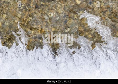 Eiskristalle und Spitzen auf den Bach Stockfoto