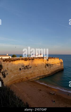 Nossa Senhora da Rocha, eine kleine Kapelle auf einer steilen Landzunge bei Porches an der Algarve, Portugal. Die kleine Kapelle Nossa Senhora da Rocha steht Stockfoto