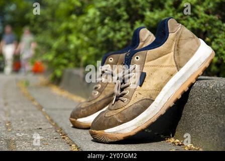 Alte Trainer am Straßenrand Stockfoto