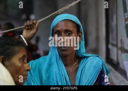 Dhaka, Dhaka, Bangladesch. September 2024. Als Reaktion auf drei Angriffe auf Ärzte am Dhaka Medical College am 31. August 2024 erklärten alle Regierungsärzte im ganzen Land am 1. September 2024 ab 13.00 Uhr die vollständige Schließung. Während dieser Zeit wurden Patienten unterschiedlichen Alters, einschließlich Kinder und Neugeborene, gesehen, die das Krankenhaus verließen, ohne behandelt zu werden, und ihre Angehörigen schienen beunruhigt zu sein. Einige Patienten wurden auch außerhalb des Krankenhausgeländes krankhaft liegend gesehen. (Kreditbild: © Rubel Karmaker/ZUMA Press Wire) NUR REDAKTIONELLE VERWENDUNG! Nicht für kommerzielle ZWECKE! Stockfoto