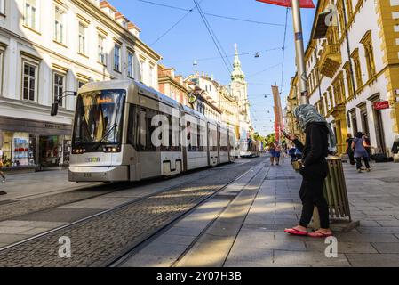 Österreich, 06 19 2016 : Blick auf die Herrengasse Hauptstraße in der Innenstadt Straßenbahn durch die Straße historische Gebäude, Europa Stockfoto