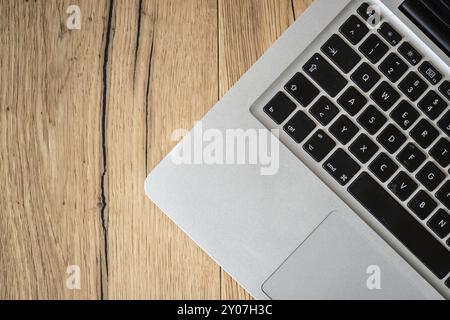 Schließen Sie einen Laptop Tastatur auf einem rustikalen Holzmöbeln, Schreibtisch Stockfoto