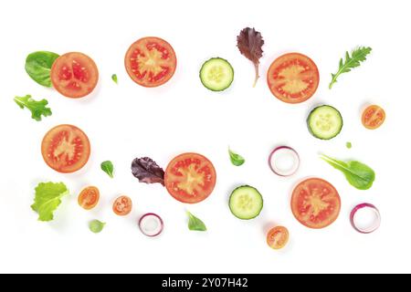 Frisches Gemüse Salat Zutaten, geschossen von oben auf einem weißen Hintergrund. Ein flach Komposition mit Tomate, Gurke, Zwiebel und mezclun Lea Stockfoto