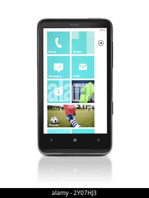 Windows 7 Telefon. HTC HD7 Smartphone mit Desktop-Kacheln auf dem Display isoliert mit Beschneidungspfad auf weißem Hintergrund. Hochwertige Fotos Stockfoto