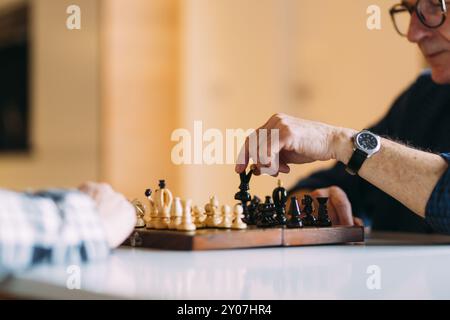 Seniorenpaar Altersheim spielen Schach Stockfoto