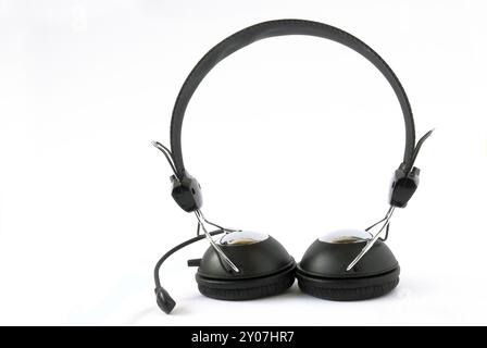 Schwarzes Headset vor weißem Hintergrund Stockfoto