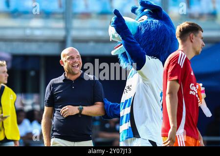 ZWOLLE - PEC Zwolle Trainer Johnny Jansen erhält Glückwünsche vom Maskottchen, nachdem er 3-0 beim niederländischen Eredivisie-Spiel zwischen PEC Zwolle und Heracles Almelo im MAC3Park Stadion am 1. September 2024 in Zwolle gewonnen hatte. ANP VINCENT JANNINK Stockfoto