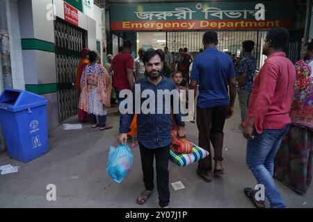 Dhaka, Dhaka, Bangladesch. September 2024. Als Reaktion auf drei Angriffe auf Ärzte am Dhaka Medical College am 31. August 2024 erklärten alle Regierungsärzte im ganzen Land am 1. September 2024 ab 13 Uhr eine vollständige Schließung. Während dieser Zeit wurden Patienten unterschiedlichen Alters, einschließlich Kinder und Neugeborene, gesehen, die das Krankenhaus verließen, ohne behandelt zu werden, und ihre Angehörigen schienen beunruhigt zu sein. Einige Patienten wurden auch außerhalb des Krankenhausgeländes krankhaft liegend gesehen. Nach der letzten Aktualisierung wurde die vollständige Abschaltung vorübergehend bis 8 UHR AM 2. september ausgesetzt Stockfoto