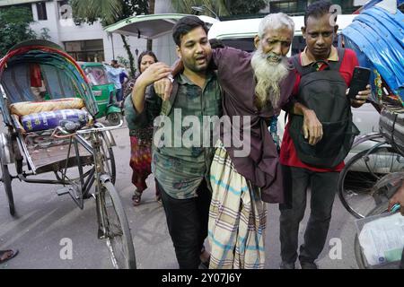 Dhaka, Dhaka, Bangladesch. September 2024. Als Reaktion auf drei Angriffe auf Ärzte am Dhaka Medical College am 31. August 2024 erklärten alle Regierungsärzte im ganzen Land am 1. September 2024 ab 13 Uhr eine vollständige Schließung. Während dieser Zeit wurden Patienten unterschiedlichen Alters, einschließlich Kinder und Neugeborene, gesehen, die das Krankenhaus verließen, ohne behandelt zu werden, und ihre Angehörigen schienen beunruhigt zu sein. Einige Patienten wurden auch außerhalb des Krankenhausgeländes krankhaft liegend gesehen. Nach der letzten Aktualisierung wurde die vollständige Abschaltung vorübergehend bis 8 UHR AM 2. september ausgesetzt Stockfoto