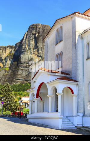 Weißes Gebäude der Kirche im Zentrum des Dorfes Kastraki in der Nähe der Klippen Meteora, Griechenland, Europa Stockfoto