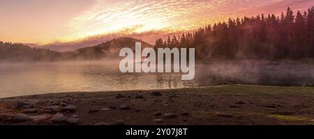 Wunderschöner Morgen mit aufgehender Sonne auf dem See, Bulgarien, Rhodopes, Shiroka polyana, Europa Stockfoto