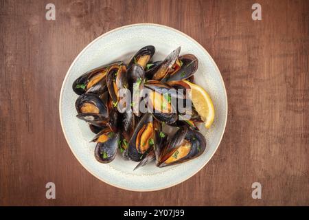 Marinara Muscheln, Moules Mariniere, Overhead shot auf einem dunklen Holzmöbeln im Landhausstil Hintergrund Stockfoto