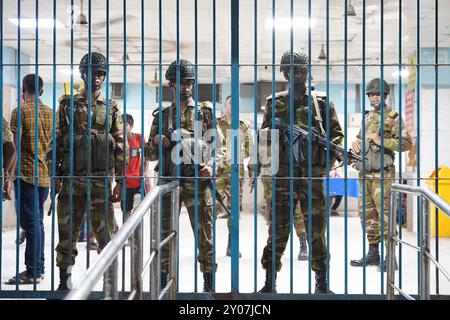 Dhaka, Dhaka, Bangladesch. September 2024. Als Reaktion auf drei Angriffe auf Ärzte am Dhaka Medical College am 31. August 2024 erklärten alle Regierungsärzte im ganzen Land am 1. September 2024 ab 13 Uhr eine vollständige Schließung. Während dieser Zeit wurden Patienten unterschiedlichen Alters, einschließlich Kinder und Neugeborene, gesehen, die das Krankenhaus verließen, ohne behandelt zu werden, und ihre Angehörigen schienen beunruhigt zu sein. Einige Patienten wurden auch außerhalb des Krankenhausgeländes krankhaft liegend gesehen. Nach der letzten Aktualisierung wurde die vollständige Abschaltung vorübergehend bis 8 UHR AM 2. september ausgesetzt Stockfoto
