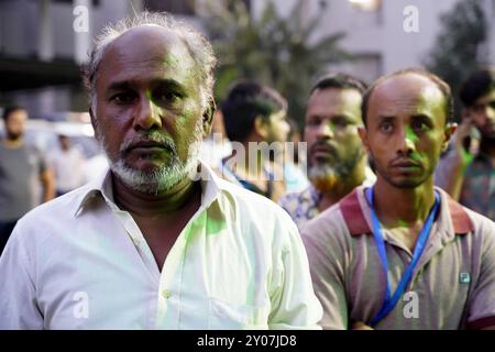 Dhaka, Dhaka, Bangladesch. September 2024. Als Reaktion auf drei Angriffe auf Ärzte am Dhaka Medical College am 31. August 2024 erklärten alle Regierungsärzte im ganzen Land am 1. September 2024 ab 13 Uhr eine vollständige Schließung. Während dieser Zeit wurden Patienten unterschiedlichen Alters, einschließlich Kinder und Neugeborene, gesehen, die das Krankenhaus verließen, ohne behandelt zu werden, und ihre Angehörigen schienen beunruhigt zu sein. Einige Patienten wurden auch außerhalb des Krankenhausgeländes krankhaft liegend gesehen. Nach der letzten Aktualisierung wurde die vollständige Abschaltung vorübergehend bis 8 UHR AM 2. september ausgesetzt Stockfoto