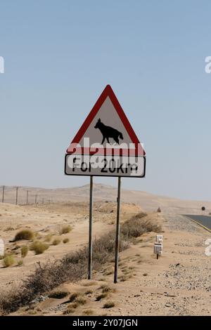 Warnschild auf der Straße in Namibia Stockfoto