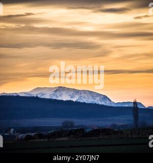 Gipfel der Berge mit Schnee Stockfoto