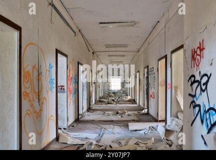 Langer Gang in einem verlassenen Bürogebäude Stockfoto