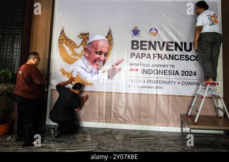 Jakarta, Jakarta, Indonesien. September 2024. Einige Männer stellen am Sonntag, dem 1. September 2024, Plakate von Papst Franziskus auf, bevor er am 3. Bis 6. September 2024 in Indonesien war. Papst Franziskus wird vom 2. Bis 13. September 2024 eine apostolische Reise nach Indonesien, Papua-Neuguinea, Timor-Leste und Singapur Unternehmen. Indonesien wird das erste Land in einer Reihe von Besuchen. (Kreditbild: © Antonius Jagad SR/ZUMA Press Wire) NUR REDAKTIONELLE VERWENDUNG! Nicht für kommerzielle ZWECKE! Stockfoto