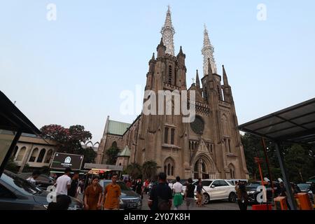 Jakarta, Jakarta, Indonesien. September 2024. Katholiken verließen die Kathedrale in Jakarta, Indonesien, nachdem sie am Sonntag, dem 1. September 2024, der Eucharistiefeier, teilgenommen hatten. Papst Franziskus wird Indonesien vom 3. Bis 6. September 2024 besuchen. Papst Franziskus wird vom 2. Bis 13. September 2024 eine apostolische Reise nach Indonesien, Papua-Neuguinea, Timor-Leste und Singapur Unternehmen. Indonesien ist das erste Land in der Serie von Besuchen. (Kreditbild: © Antonius Jagad SR/ZUMA Press Wire) NUR REDAKTIONELLE VERWENDUNG! Nicht für kommerzielle ZWECKE! Stockfoto