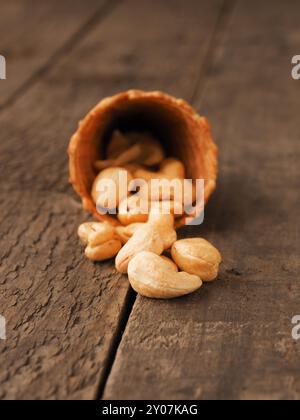 Eis mit organischen Cashewnüssen auf einem rustikalen Holztisch, gesunde Ernährung Stockfoto