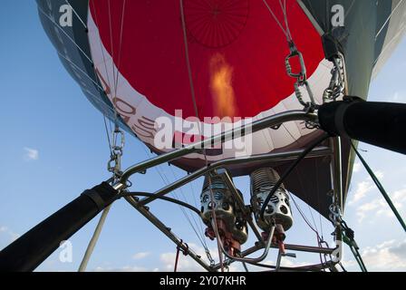 Heißluftballon mit Brenner und Flamme Stockfoto