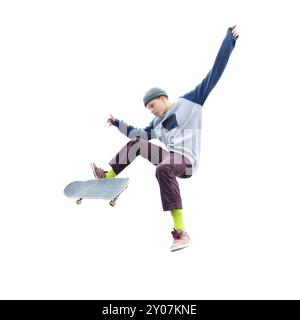 Ein Teenager mit Hut und Sweatshirt, der mit einem Skateboard springt, macht einen Trick auf einem isolierten weißen Hintergrund. Die Aussparung der Zubereitung Stockfoto