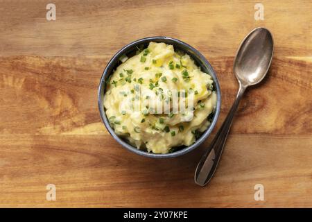 Pomme Püree, Overhead Foto aus einer Schüssel Kartoffelpüree mit Kräutern, geschossen von oben auf einem urigen Hintergrund mit Kopie Raum Stockfoto