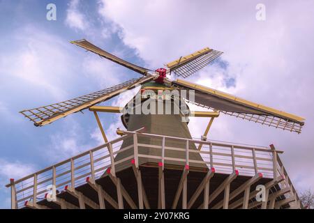 Windmühle aus nächster Nähe im Frühlingsgarten Keukenhof, Lisse, Niederlande Stockfoto