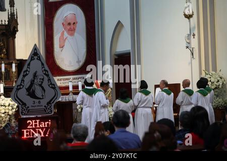 Jakarta, Jakarta, Indonesien. September 2024. Eine Reihe von Prodiakonen sind im Dienst vor einem Bild von Papst Franziskus in der Kathedrale von Jakarta. Jakarta Cathedral Church, Sonntag, 1. September 2024 vor seinem Besuch in Indonesien vom 3. Bis 6. September 2024. Papst Franziskus wird vom 2. Bis 13. September 2024 eine apostolische Reise nach Indonesien, Papua-Neuguinea, Timor-Leste und Singapur Unternehmen. Indonesien ist das erste Land in der Serie The Visit. (Kreditbild: © Antonius Jagad SR/ZUMA Press Wire) NUR REDAKTIONELLE VERWENDUNG! Nicht für kommerzielle ZWECKE! Stockfoto