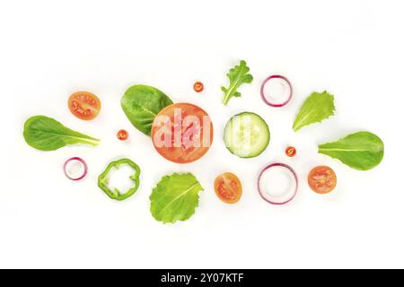 Frisches Gemüse Salat Zutaten, geschossen von oben auf einem weißen Hintergrund. Ein flach Komposition mit Tomaten, Gurken, Paprika, Zwiebel und mir Stockfoto