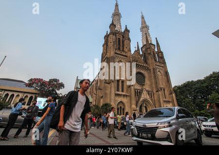 Jakarta, Jakarta, Indonesien. September 2024. Katholiken verließen die Kathedrale in Jakarta, Indonesien, nachdem sie am Sonntag, dem 1. September 2024, der Eucharistiefeier, teilgenommen hatten. Papst Franziskus wird Indonesien vom 3. Bis 6. September 2024 besuchen. Papst Franziskus wird vom 2. Bis 13. September 2024 eine apostolische Reise nach Indonesien, Papua-Neuguinea, Timor-Leste und Singapur Unternehmen. Indonesien ist das erste Land in der Serie von Besuchen. (Kreditbild: © Antonius Jagad SR/ZUMA Press Wire) NUR REDAKTIONELLE VERWENDUNG! Nicht für kommerzielle ZWECKE! Stockfoto