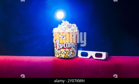 Kino mit Popcornbox Stockfoto