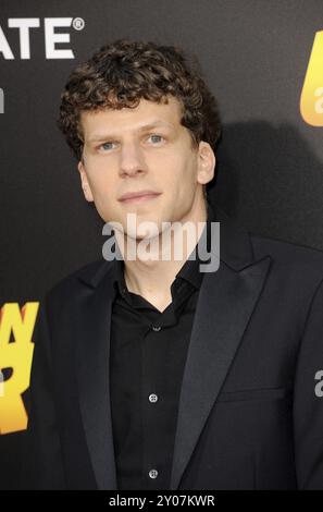 LOS ANGELES, KALIFORNIEN, 18. AUGUST 2015: Jesse Eisenberg bei der Premiere von American Ultra in Los Angeles im Ace Theater Downtown LA in Los Angeles, Stockfoto