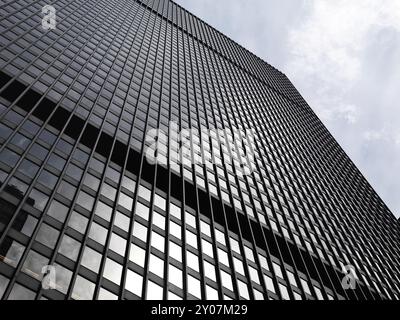 Schwarzes Hochhaus aus Stahl und Glas in der Innenstadt von Toronto, Ontario, Kanada Stockfoto