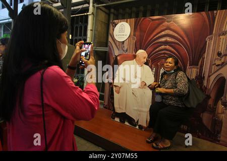 Jakarta, Jakarta, Indonesien. September 2024. Eine Frau posiert für ein Foto mit einer Dekoration, die Papst Franziskus in der Kathedrale von Jakarta darstellt. Jakarta Cathedral Church vor seinem Besuch in Indonesien vom 3. Bis 6. September 2024 in Jakarta, Sonntag, 1. September 2024. Papst Franziskus wird vom 2. Bis 13. September 2024 eine apostolische Reise nach Indonesien, Papua-Neuguinea, Timor-Leste und Singapur Unternehmen. Indonesien ist das erste Land in der Serie von Besuchen. (Kreditbild: © Antonius Jagad SR/ZUMA Press Wire) NUR REDAKTIONELLE VERWENDUNG! Nicht für kommerzielle ZWECKE! Stockfoto