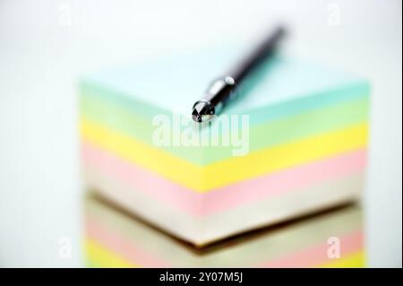 Silberner Füllfederhalter auf einem Notizblock Stockfoto