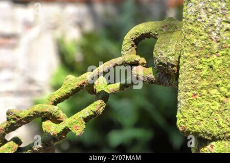 Alte Kette an einem Zaun auf einem Friedhof in einem Dorf bei Brandenburg Stockfoto