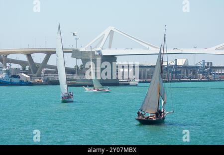 Eine Gruppe von Segelbooten bereitet sich darauf vor, den Hafen von Barcelona zu verlassen und an der Puig Vela Classica Regatta teilzunehmen Stockfoto