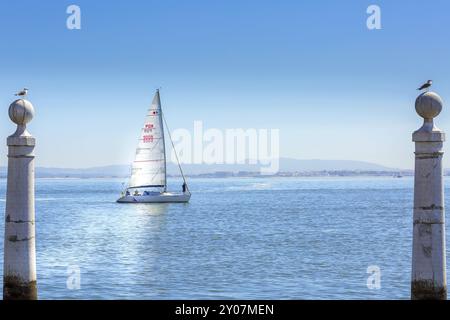 Lissabon, Portugal, 27. März 2018: Panorama des Flusses Tejo, Segelboot und Möwen, Europa Stockfoto