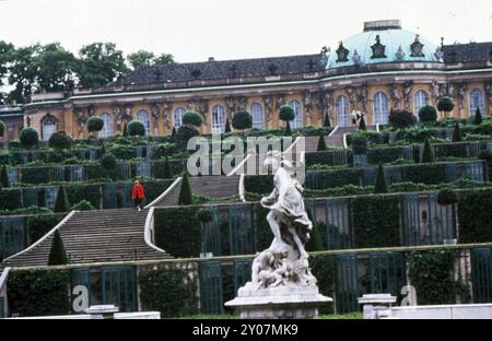 Anni '90 Archivio Storico Olycom/LaPresse Federico II di Hohenzollern, detto Federico il Grande (Berlino, 24 gennaio 1712 - Potsdam, 17 agosto 1786), è stato il terzo re di Preußen e il principe elettore di Brandeburgo dal 1740 al 1786. Nella Foto: castello reale di Potsdam im Foto: Königsschloss Potsdam Credit: LaPresse/Alamy Live News Stockfoto