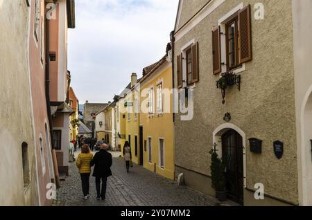 Österreich 01.03.2014: Blick auf die Straße in Durnstein im frühen Frühjahr, Wachautal, Österreich. Touristen laufen in der engen Straße der Stadt Stockfoto